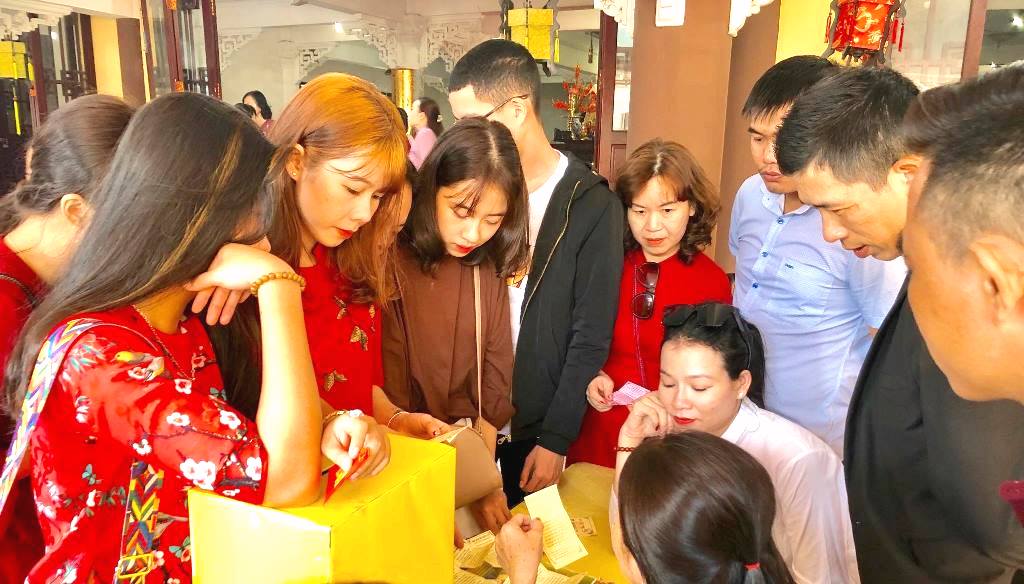 Đà Nẵng: Khách thập phương và người dân du xuân ngày mùng một Tết - Hình 4