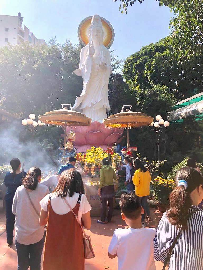 Đà Nẵng: Khách thập phương và người dân du xuân ngày mùng một Tết - Hình 5