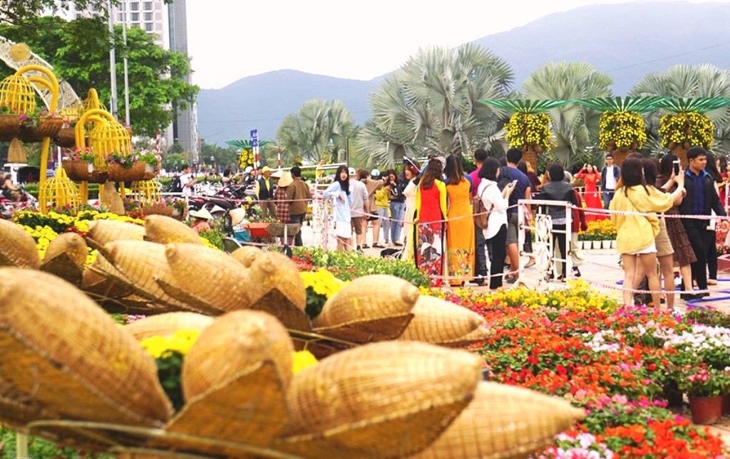 Đà Nẵng: Khách thập phương và người dân du xuân ngày mùng một Tết - Hình 7