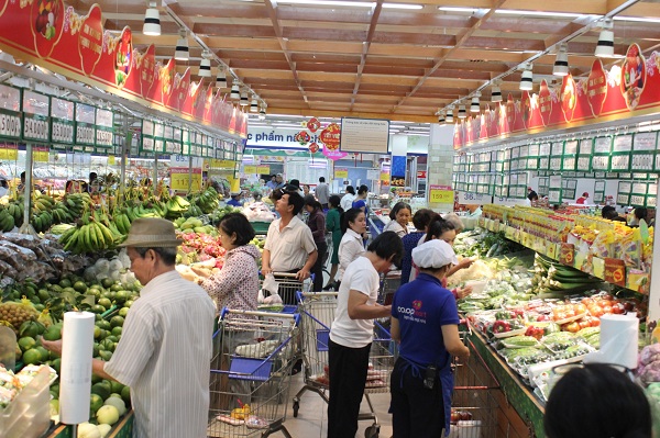 Mồng 1 Tết, giá cả hàng hóa trong siêu thị bắt đầu ổn định - Hình 1