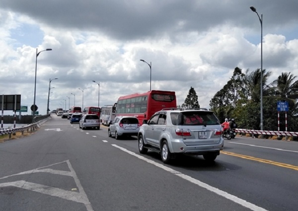 Nhiều tuyến đường bị ùn ứ, BOT cầu Rạch Miễu xả trạm gần 1 tiếng