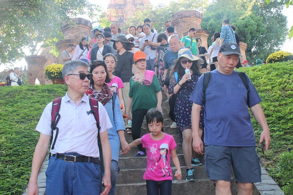 Khánh Hòa: Các điểm du lịch đông kín khách du xuân trong dịp Tết Kỷ Hợi - Hình 6
