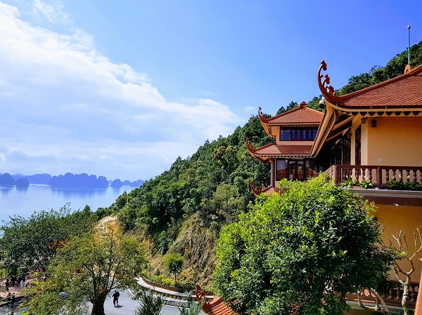 Khám phá vẻ đẹp ngôi chùa ven biển đẹp nhất Quảng Ninh