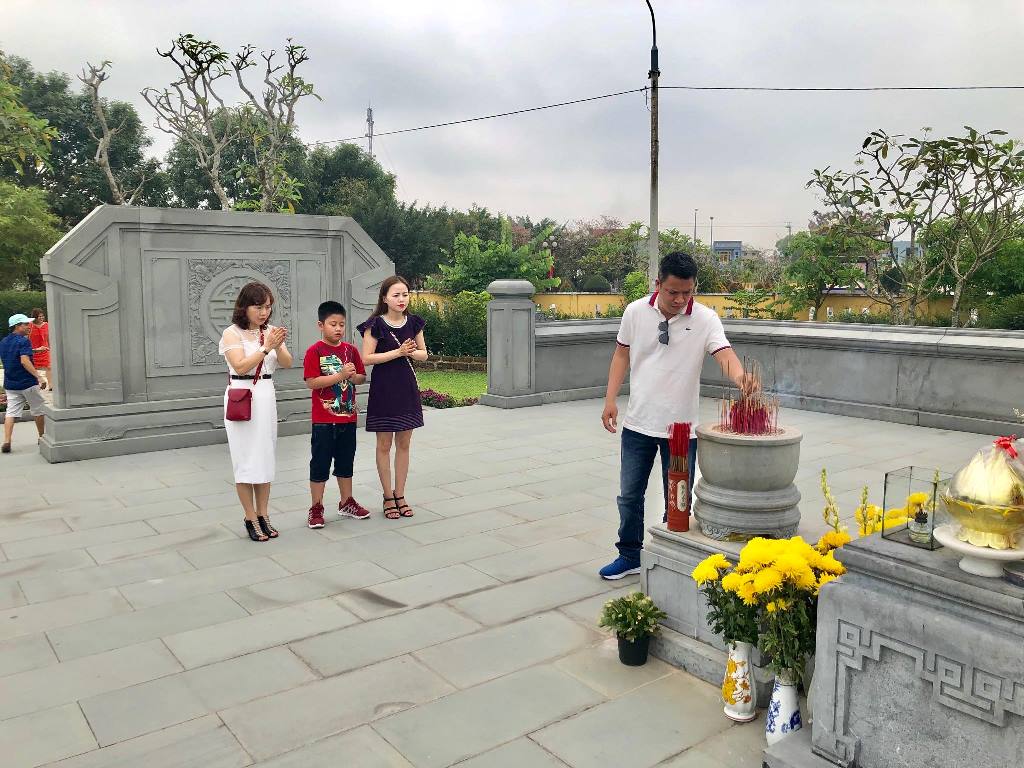 Đà Nẵng: Hàng ngàn người dân, khách du lịch viếng mộ ông Nguyễn Bá Thanh - Hình 8