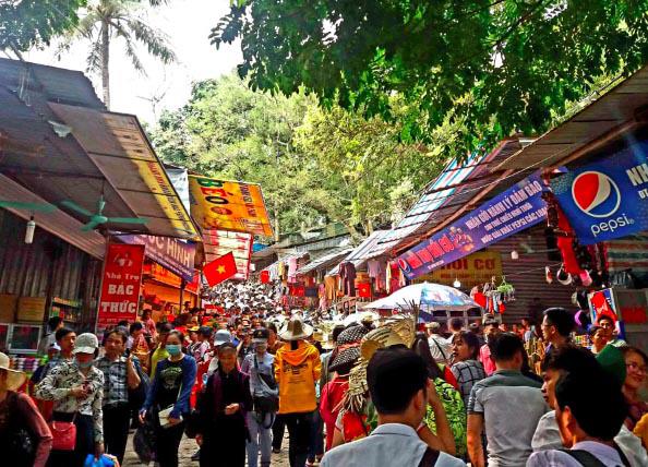 Lễ hội chùa Hương kẹt cứng ngày đầu khai hội