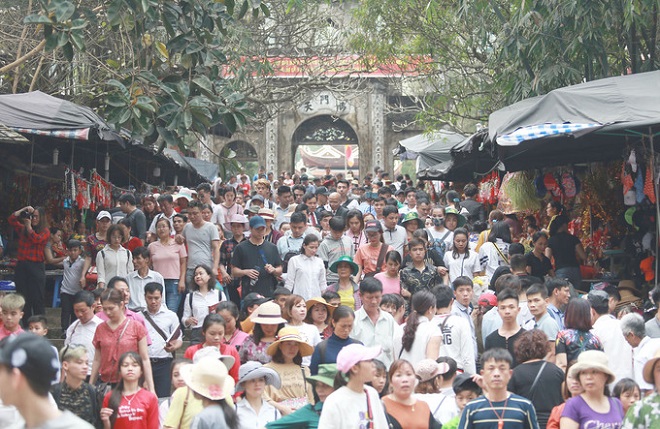 Ngày khai hội, Chùa Hương “tắc nghẽn” du khách