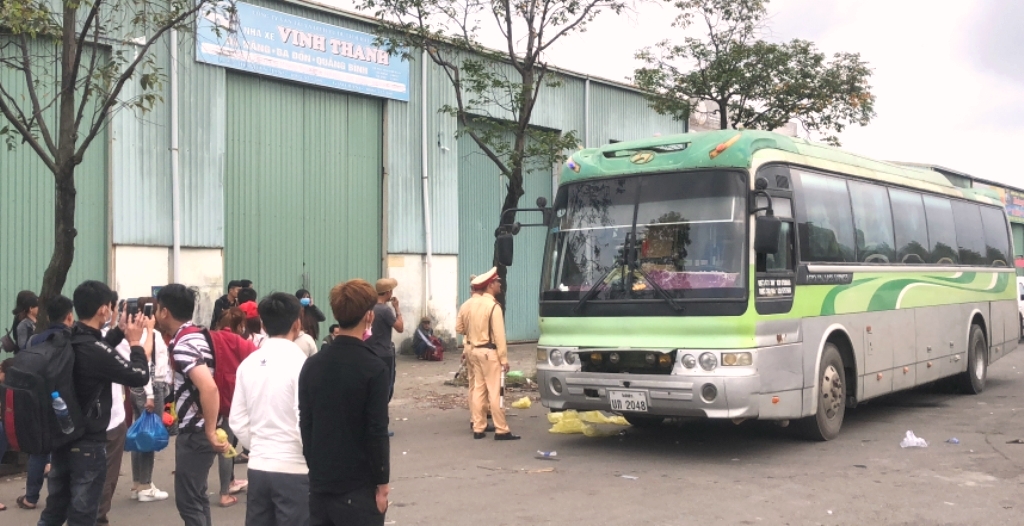 Đà Nẵng: Xe khách biển số nước ngoài hết hạn kiểm định nhồi nhét khách trên đường vào Nam - Hình 2