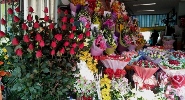 Hà Nội: Nhộn nhịp thị trường hoa, quà tặng dịp Lễ Valentine 14/2 - Hình 2