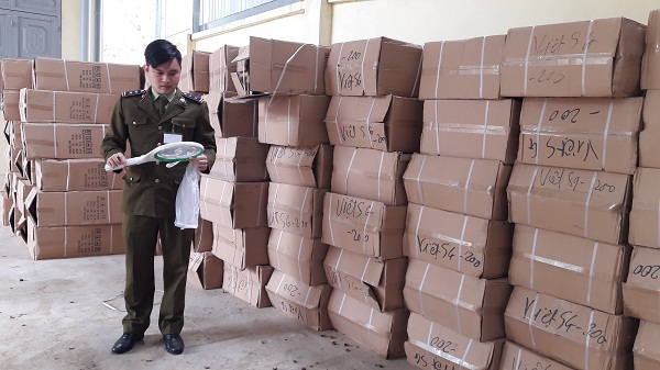 Lạng Sơn: Tạm giữ lô hàng lớn không có nhãn phụ tiếng Việt - Hình 1