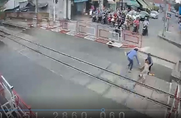 Khen thưởng hai nữ nhân viên gác chắn đã dũng cảm cứu một cụ già khỏi TNGT