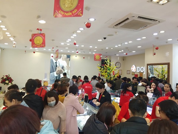 Hà Nội: Ngày vía Thần Tài giá vàng tăng cao người dân vẫn đổ xô đi mua