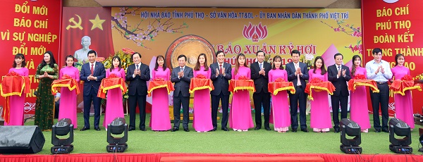 Phó trưởng ban Tuyên giáo Trung ương Thuận Hữu dự Hội báo Xuân Kỷ Hợi 2019 trên đất Tổ - Hình 1