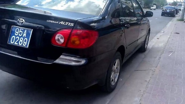 Nhiều xe biển xanh 95A nối đuôi nhau dự tiệc thôi nôi cháu Bí thư huyện