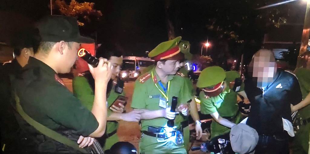 Đà Nẵng: Lực lượng 911 bắt giữ nhiều đối tượng mang dao, ma túy - Hình 1