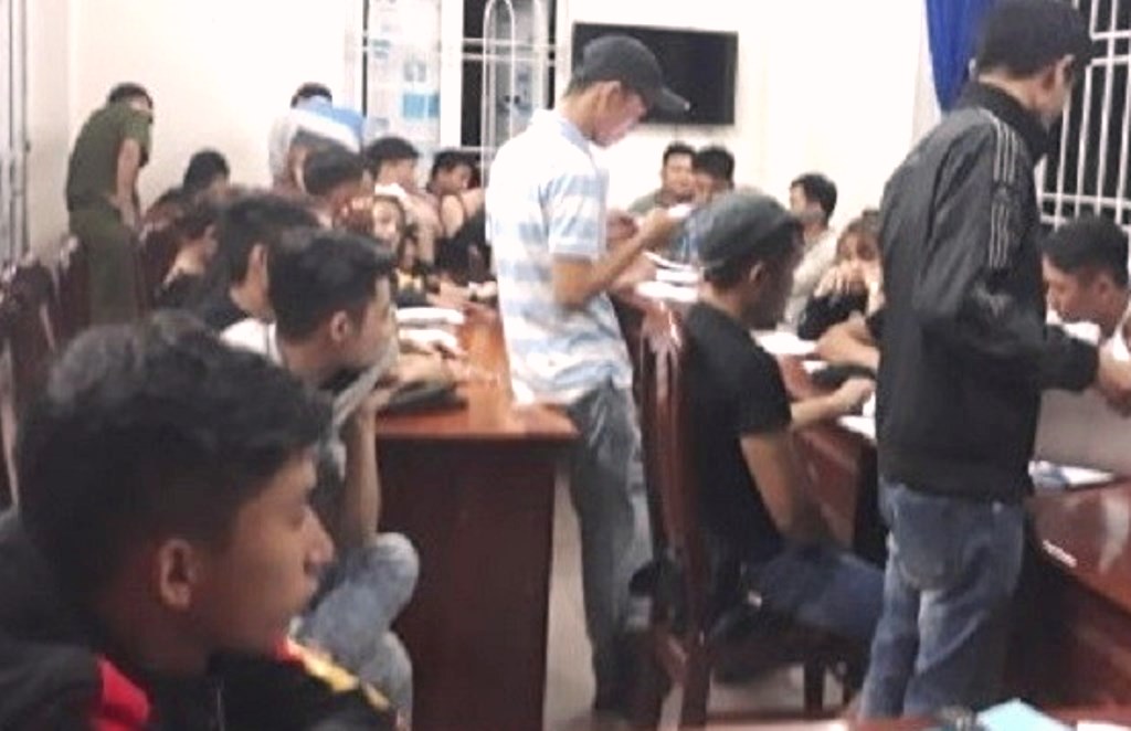 Quảng Nam: Đột kích quán karaoke, bắt quả tang 38 thanh niên “chơi” ma túy - Hình 1