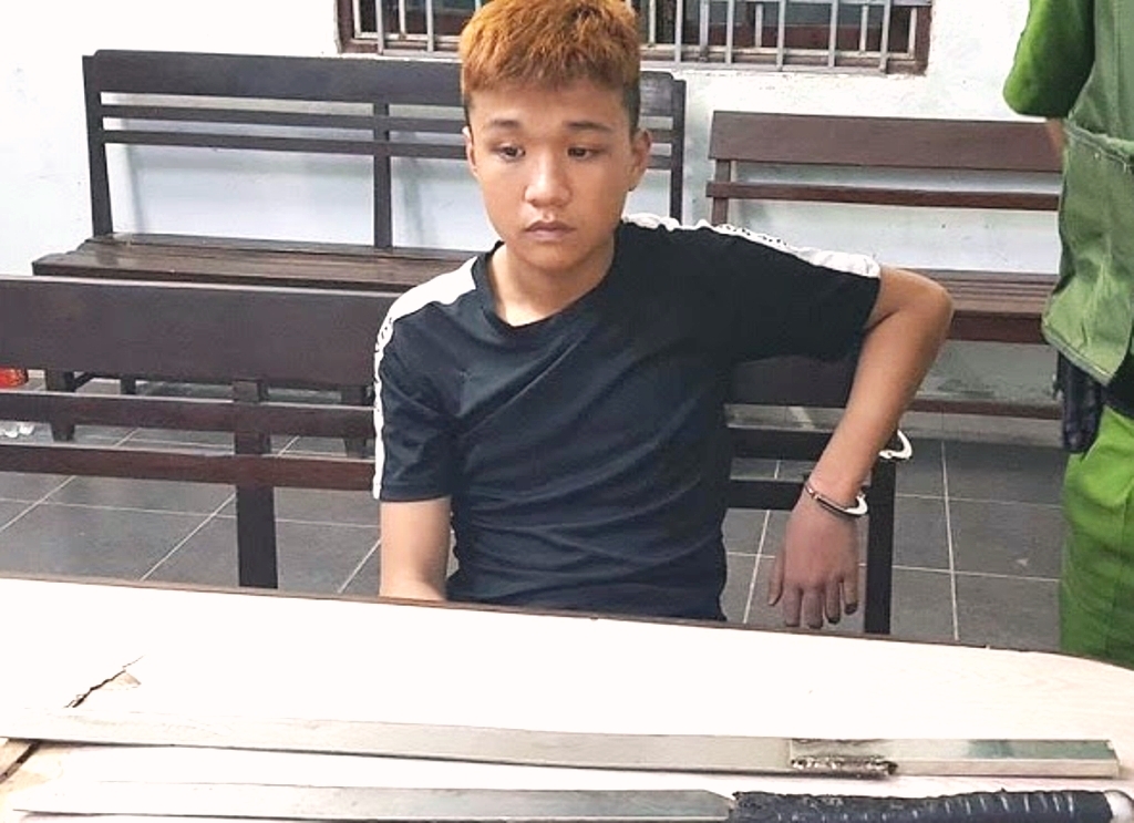 Đà Nẵng: Lực lượng 911 truy bắt hàng loạt đối tượng mang mã tấu, ma túy - Hình 1