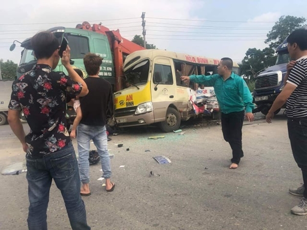 Hà Nội: Va chạm liên hoàn, nhiều người thương vong