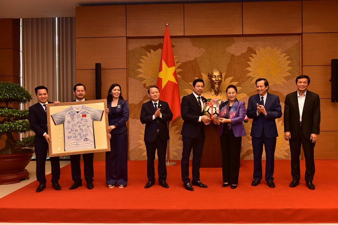 Chủ tịch Quốc hội biểu dương Văn Phú – Invest vì những đóng góp cho cộng đồng - Hình 1