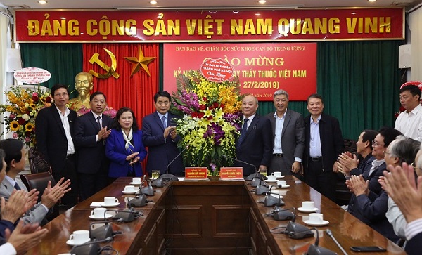Hà Nội: Chủ tịch Nguyễn Đức Chung gặp gỡ các chuyên gia đầu ngành y tế - Hình 1