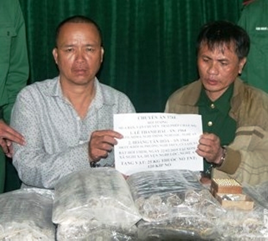 Nghệ An: Bắt giữ 2 đối tượng vận chuyển 25 kg thuốc nổ - Hình 1