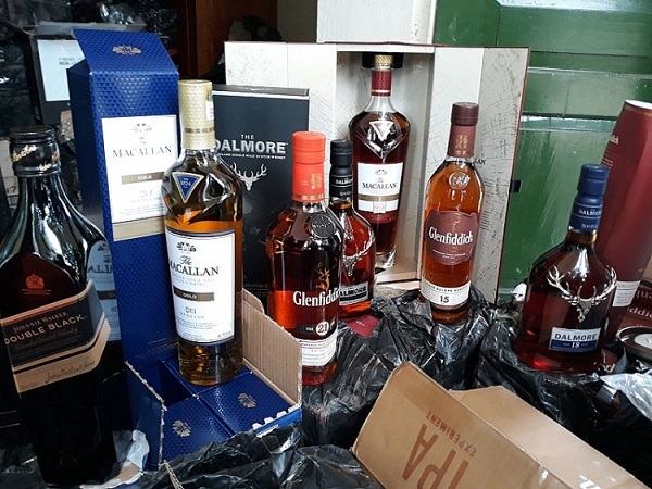 Quảng Ninh: Thu giữ gần 2.000 chai rượu ngoại không rõ nguồn gốc - Hình 1