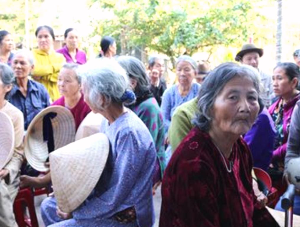 Đà Nẵng: Khám bệnh và phát thuốc miễn phí cho 400 người nghèo - Hình 2