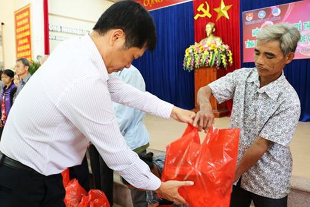 Đà Nẵng: Khám bệnh và phát thuốc miễn phí cho 400 người nghèo - Hình 3