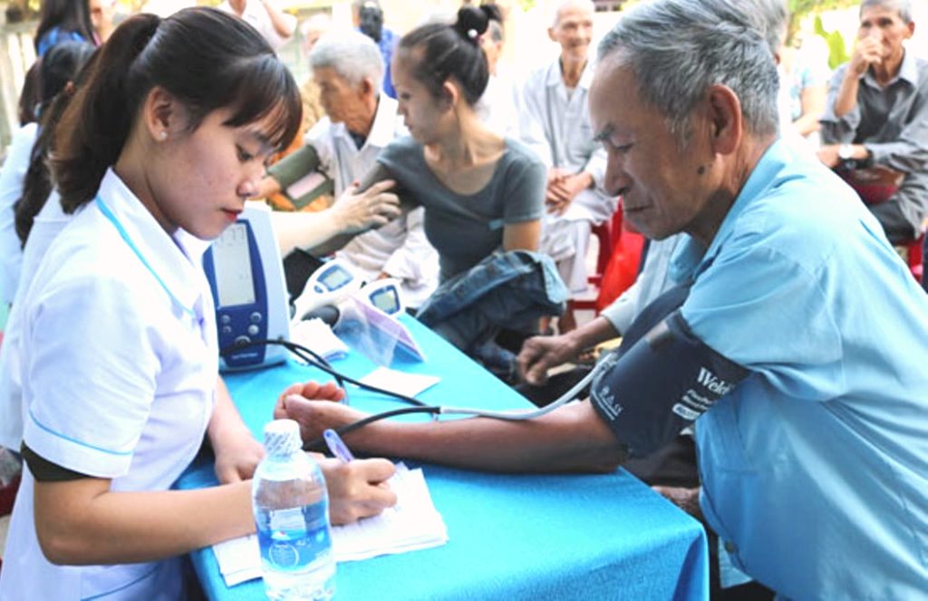 Đà Nẵng: Khám bệnh và phát thuốc miễn phí cho 400 người nghèo - Hình 1