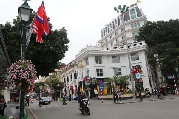 Đường phố Hà Nội rợp cờ hoa, cây cảnh chào đón Hội nghị Thượng đỉnh Mỹ - Triều Tiên lần 2 - Hình 6