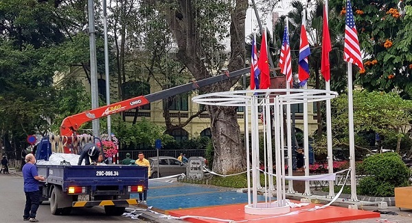 Đường phố Hà Nội rợp cờ hoa, cây cảnh chào đón Hội nghị Thượng đỉnh Mỹ - Triều Tiên lần 2 - Hình 1