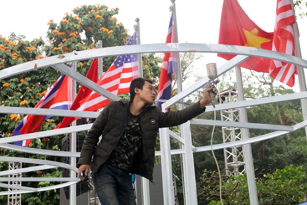 Đường phố Hà Nội rợp cờ hoa, cây cảnh chào đón Hội nghị Thượng đỉnh Mỹ - Triều Tiên lần 2 - Hình 2