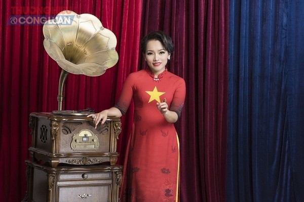 Ca sĩ Thái Thùy Linh thể hiện thần thái xuất sắc khi diện áo dài cờ Mỹ - Triều Tiên - Hình 3