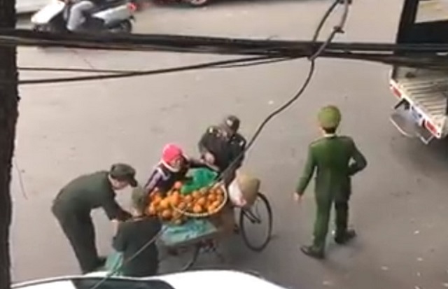 Clip tịch thu hoa quả của người bán rong: "Hoàn toàn Không có tiêu cực trong vụ việc..."