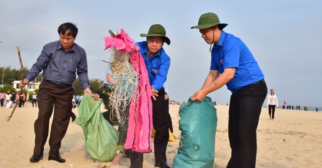 Huế: Chủ tịch UBND tỉnh Phan Ngọc Thọ tham gia làm sạch rác trên bãi biển Thuận An - Hình 1