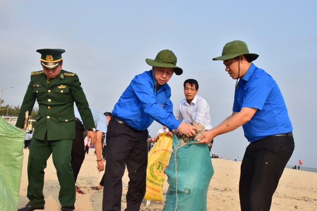 Huế: Chủ tịch UBND tỉnh Phan Ngọc Thọ tham gia làm sạch rác trên bãi biển Thuận An - Hình 2