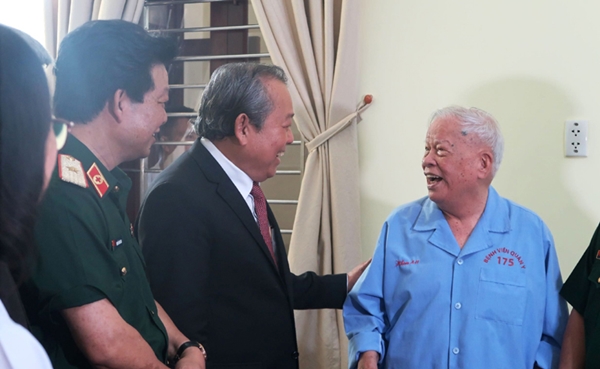Phó Thủ tướng thăm bệnh viện Quân y 175 nhân kỷ niệm ngày Thầy thuốc Việt Nam - Hình 1