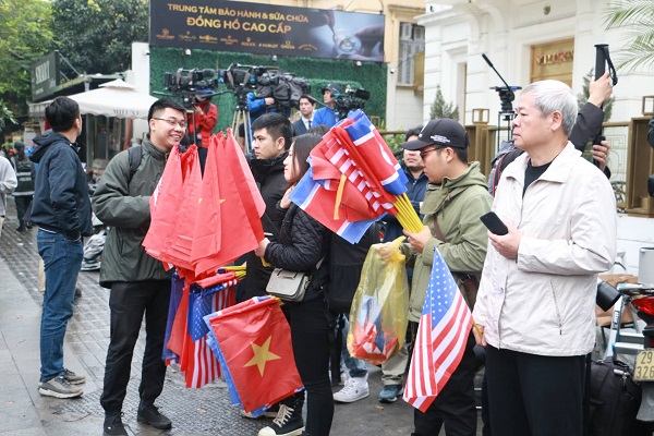 Người dân Hà Nội đón chào Donald Trump và Kim Jong Un - Hình 4