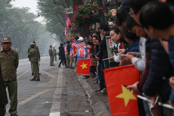 Người dân Hà Nội đón chào Donald Trump và Kim Jong Un - Hình 3