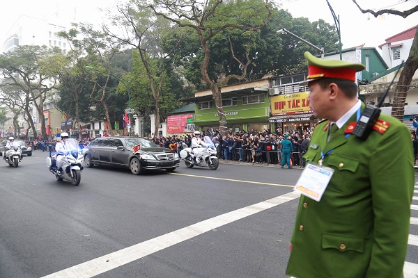Người dân Hà Nội đón chào Donald Trump và Kim Jong Un - Hình 6