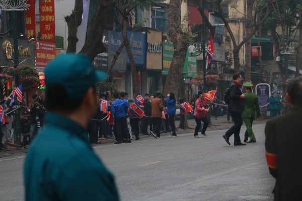 Người dân Hà Nội đón chào Donald Trump và Kim Jong Un - Hình 3
