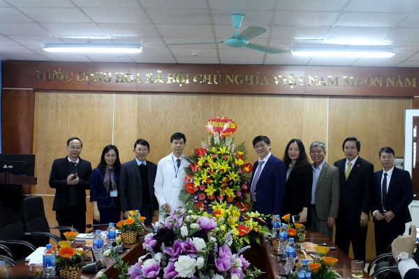 Phó Trưởng ban Tuyên giáo TW thăm, chúc mừng cán bộ y tế Bệnh viện Sản, Nhi Bắc Giang - Hình 1