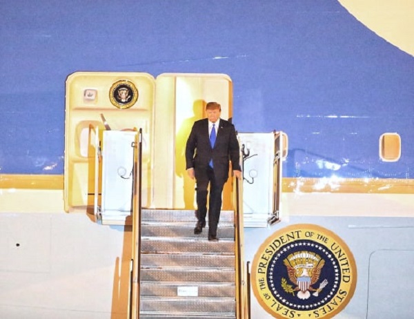 Tổng thống Donal Trump chính thức đặt chân đến Việt Nam - Hình 1