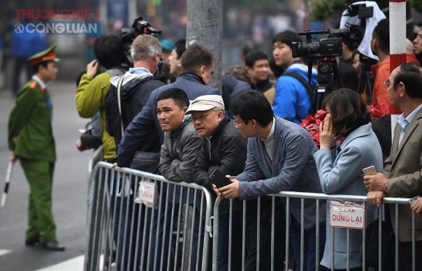 Người dân Thủ đô tập trung tại nhiều tuyến đường chào đón ông Kim Jong Un - Hình 6