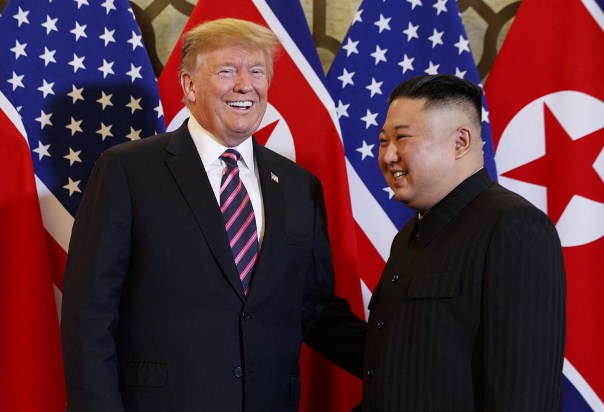 Những khoảnh khắc trong cú bắt tay lịch sử Trump - Kim ở Hà Nội - Hình 5