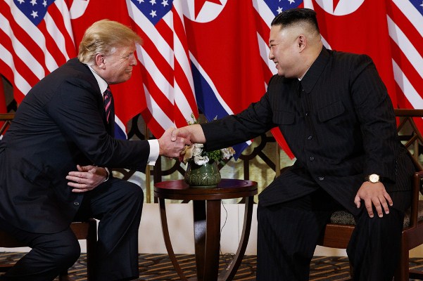 Những khoảnh khắc trong cú bắt tay lịch sử Trump - Kim ở Hà Nội - Hình 6