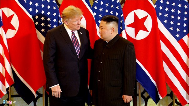 Những khoảnh khắc trong cú bắt tay lịch sử Trump - Kim ở Hà Nội - Hình 3