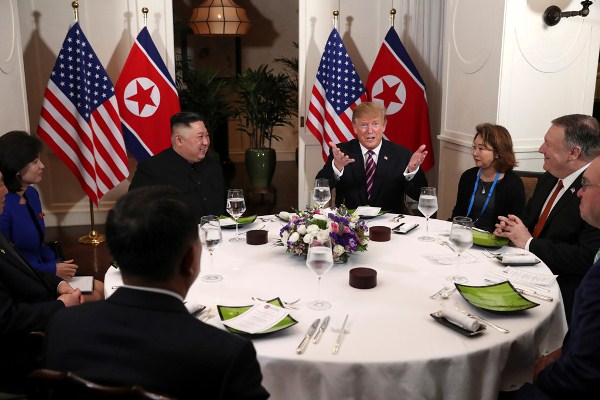 Những khoảnh khắc trong cú bắt tay lịch sử Trump - Kim ở Hà Nội - Hình 12
