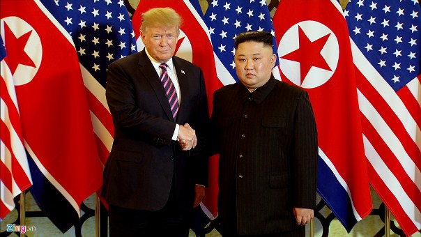 Những khoảnh khắc trong cú bắt tay lịch sử Trump - Kim ở Hà Nội - Hình 1