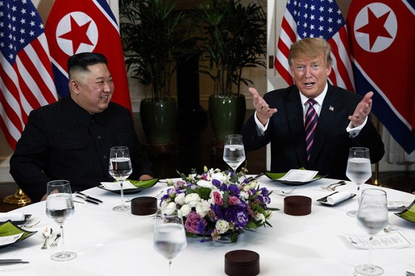 Gặp ông Kim Jong Un, ông Trump hứa “một tương lai tuyệt vời” cho Triều Tiên - Hình 2