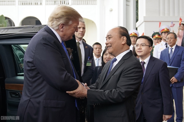 Thủ tướng Nguyễn Xuân Phúc đón Tổng thống Hoa Kỳ Donald Trump - Hình 2